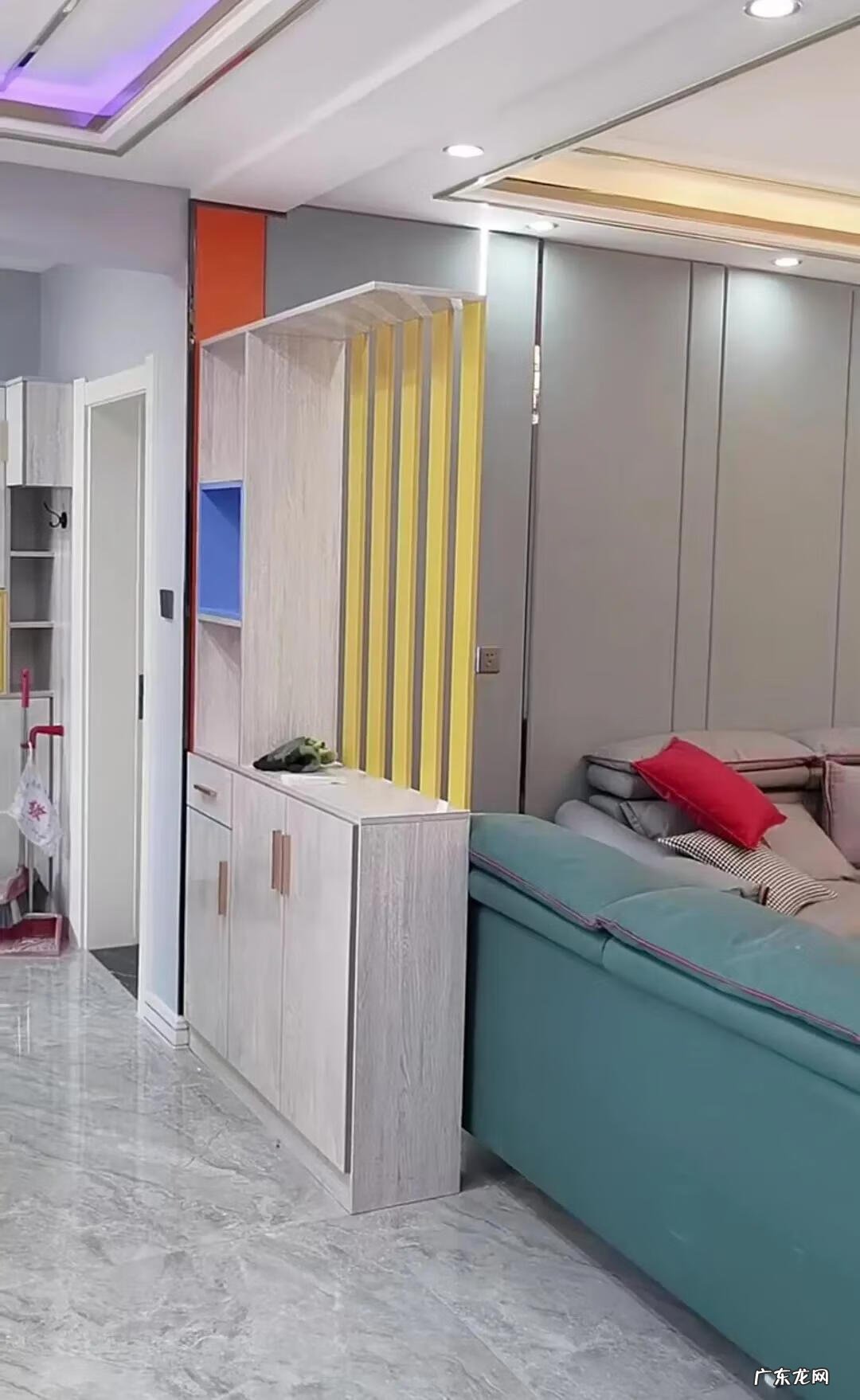 入户隔断柜效果图 入户门隔断柜