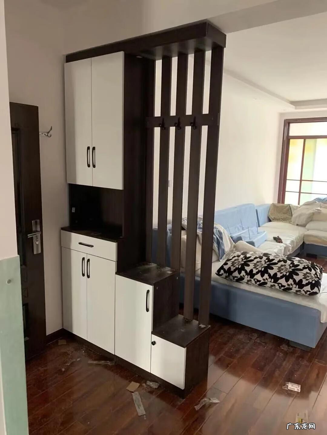 入户隔断柜效果图 入户门隔断柜