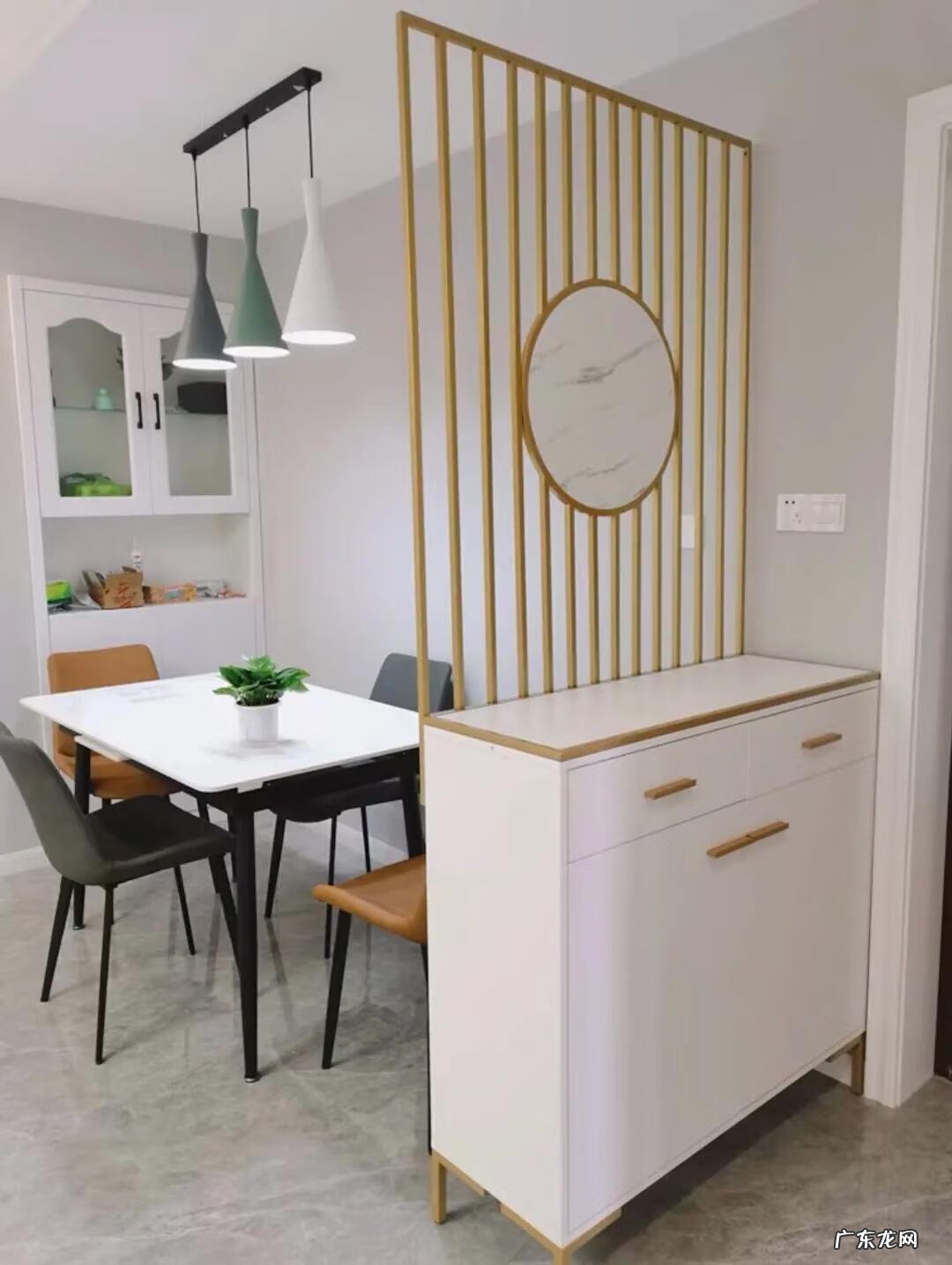 入户隔断柜效果图 入户门隔断柜