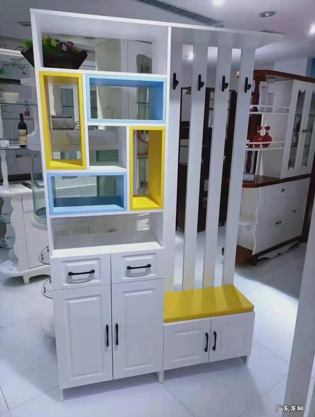 入户隔断柜效果图 入户门隔断柜