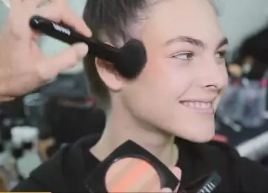 腮红用什么工具比较好 腮红怎么用才正确视频