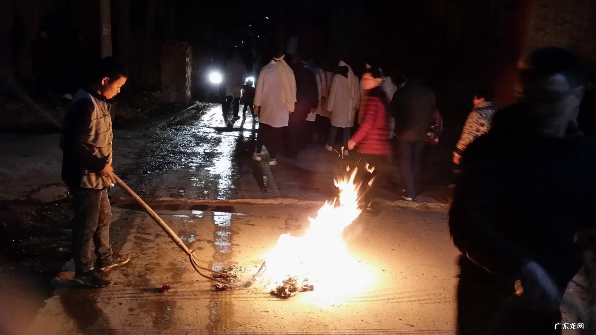 立碑前下雨立好后下雨 做风水下葬立碑后立即下雨好吗视频