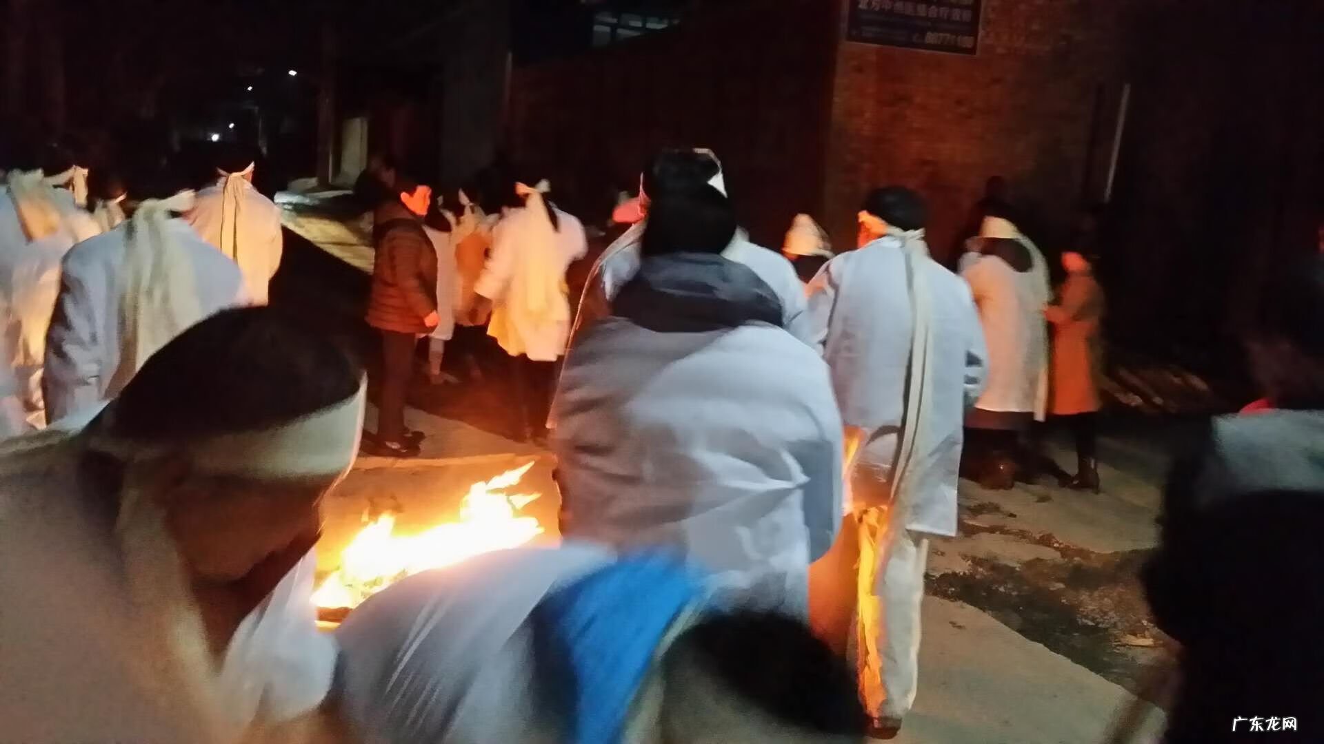 立碑前下雨立好后下雨 做风水下葬立碑后立即下雨好吗视频