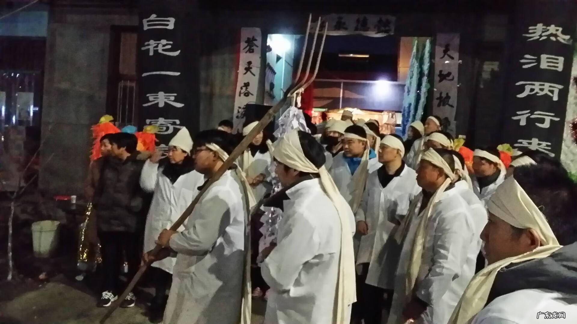 立碑前下雨立好后下雨 做风水下葬立碑后立即下雨好吗视频