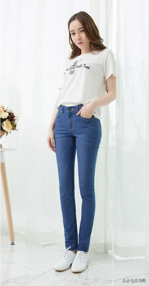 只穿t恤牛仔裤的女生很土吗?