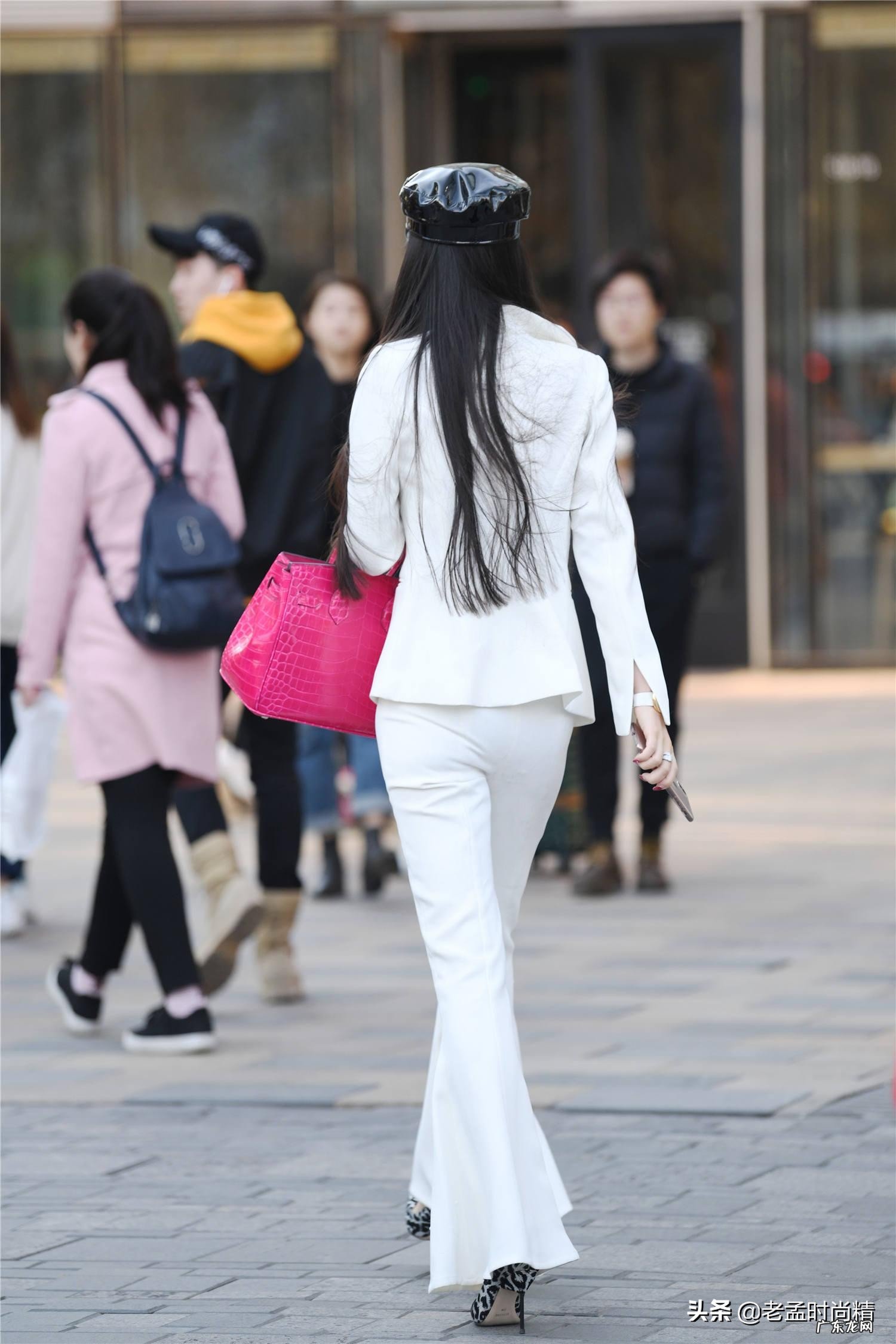 夏天适合穿什么颜色的衣服？