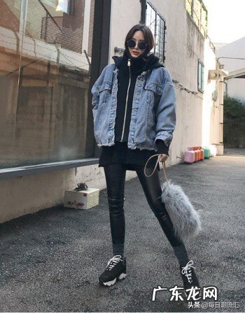 女人穿牛仔外套搭配什么裤子?