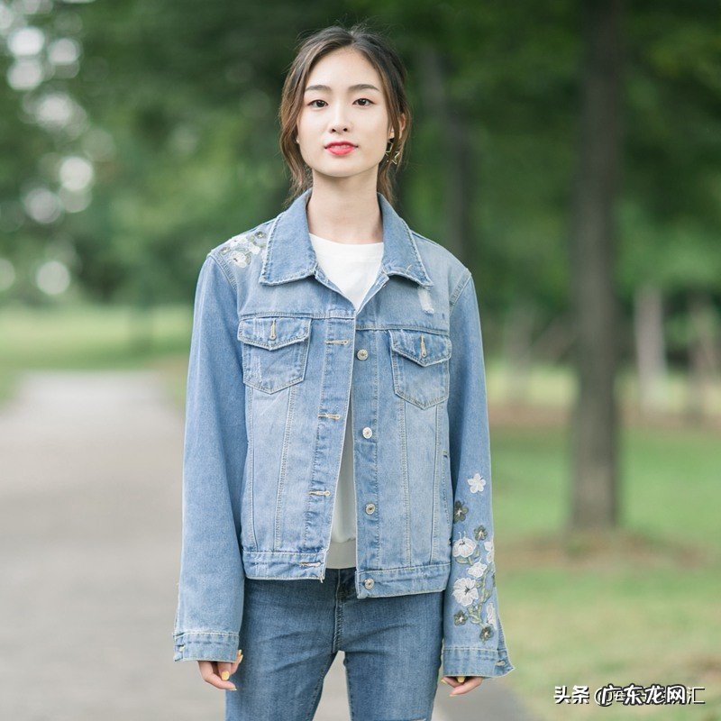 女人穿牛仔外套搭配什么裤子?