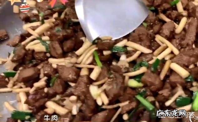 广东男篮随队记者关辛,晒出了球队在圣诞之夜的晚餐,杜锋看着录像喝鸭汤,你怎么看?