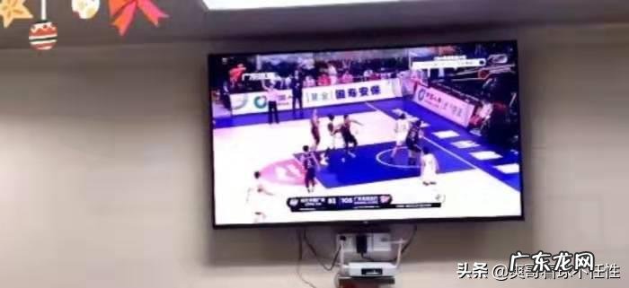 广东男篮随队记者关辛,晒出了球队在圣诞之夜的晚餐,杜锋看着录像喝鸭汤,你怎么看?