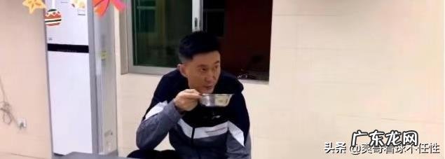 广东男篮随队记者关辛,晒出了球队在圣诞之夜的晚餐,杜锋看着录像喝鸭汤,你怎么看?