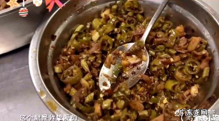 广东男篮随队记者关辛,晒出了球队在圣诞之夜的晚餐,杜锋看着录像喝鸭汤,你怎么看?