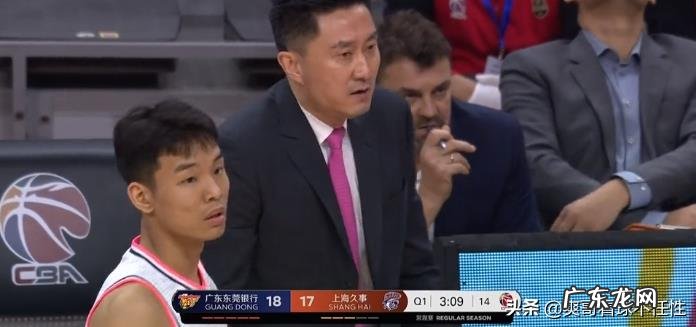 广东男篮随队记者关辛,晒出了球队在圣诞之夜的晚餐,杜锋看着录像喝鸭汤,你怎么看?