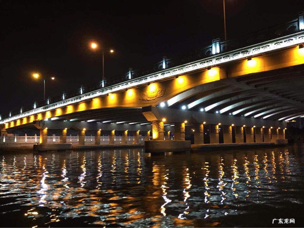 背山临水 房屋临水而建