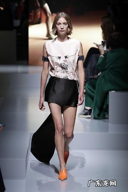 橙色鞋子的最佳搭配男 橘色衣服和什么颜色搭配好看