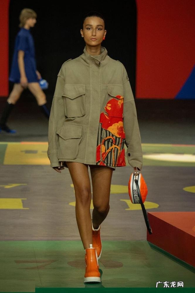 橙色鞋子的最佳搭配男 橘色衣服和什么颜色搭配好看