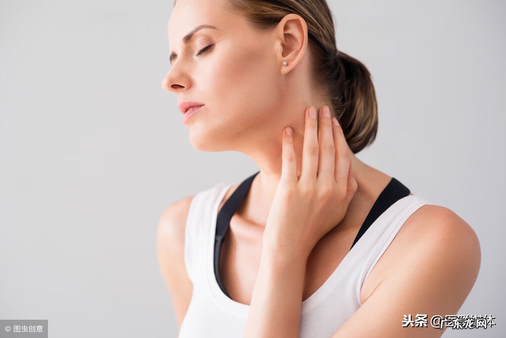 脖子上长了好多小疙瘩怎么办 脖子上长小疙瘩是什么原因
