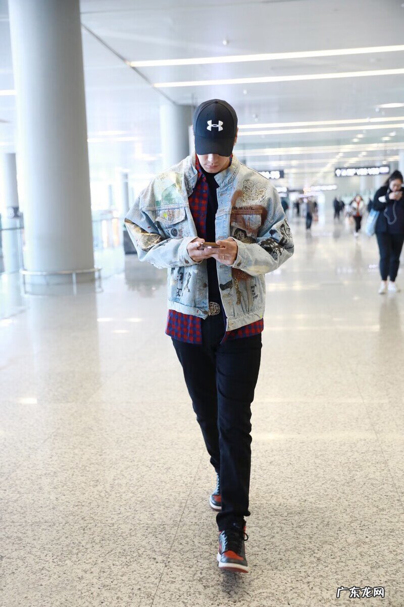 牛仔衣配什么裤子好看 牛仔上衣配什么裤子比较好男