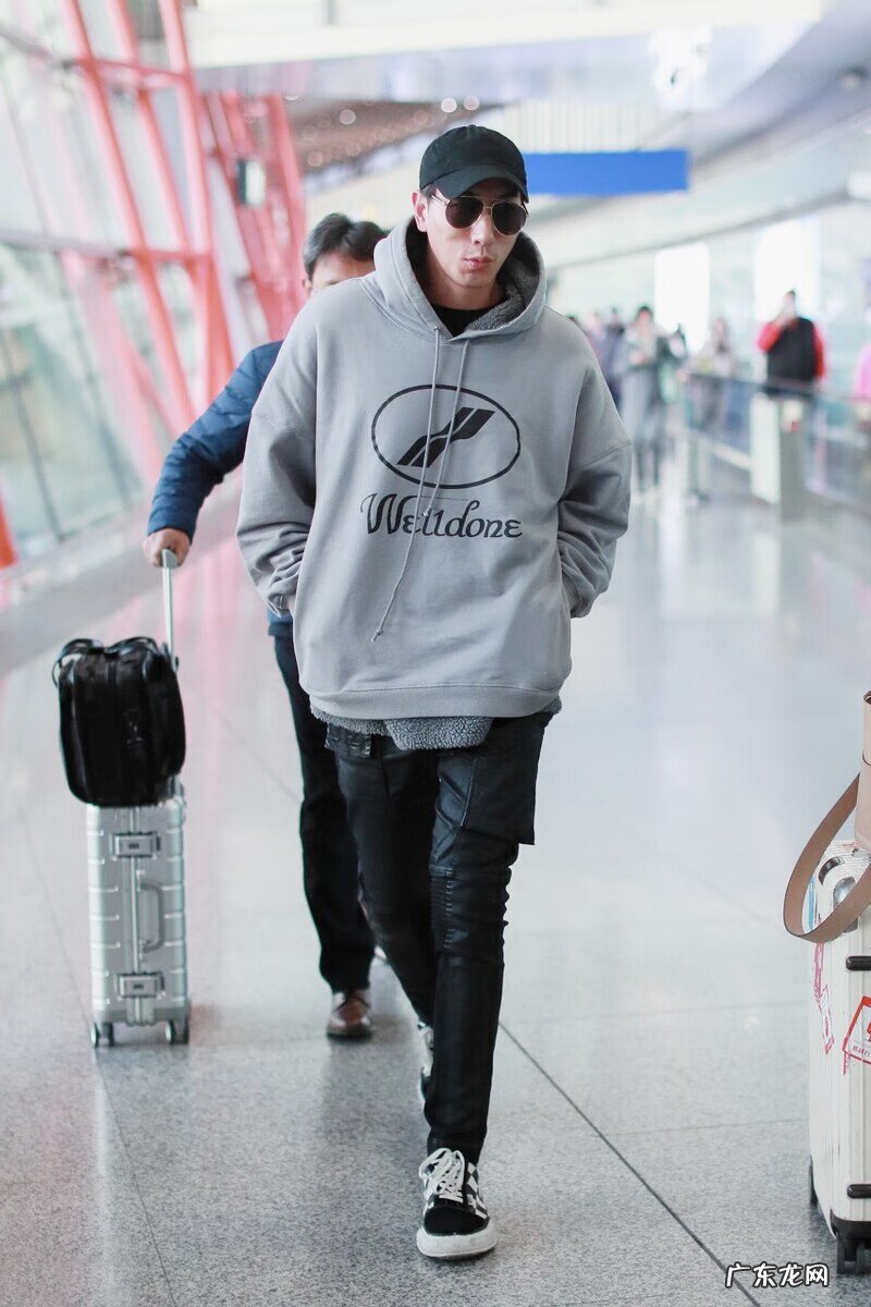 牛仔衣配什么裤子好看 牛仔上衣配什么裤子比较好男