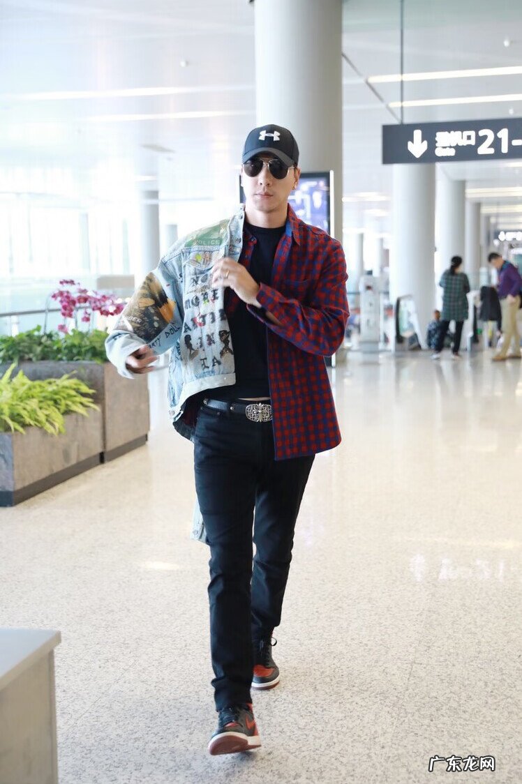 牛仔衣配什么裤子好看 牛仔上衣配什么裤子比较好男