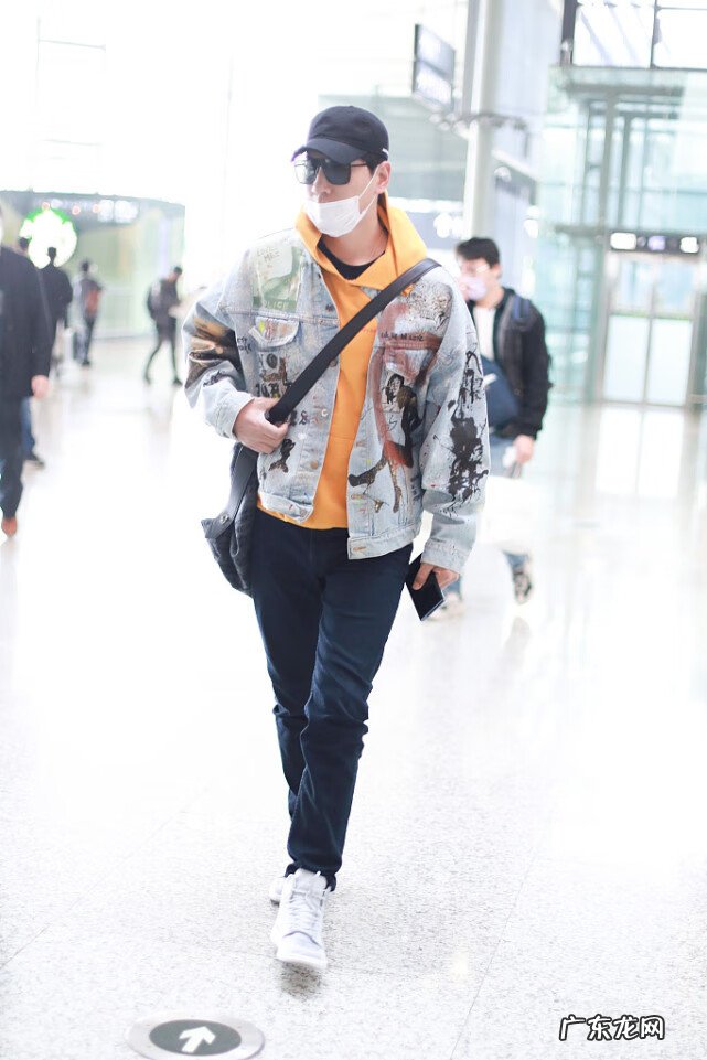 牛仔衣配什么裤子好看 牛仔上衣配什么裤子比较好男