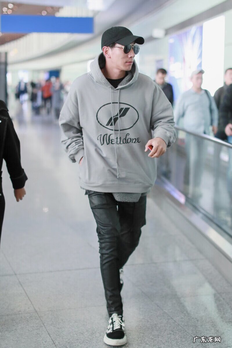 牛仔衣配什么裤子好看 牛仔上衣配什么裤子比较好男