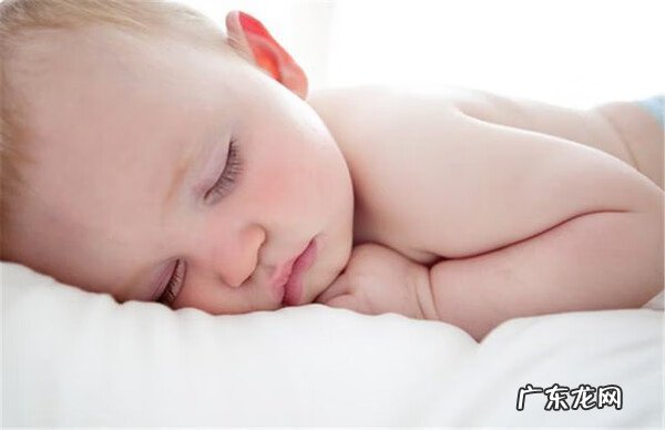 为什么婴儿睡觉会打呼噜 婴儿打呼噜怎么回事啊