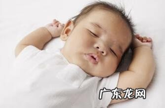 为什么婴儿睡觉会打呼噜 婴儿打呼噜怎么回事啊