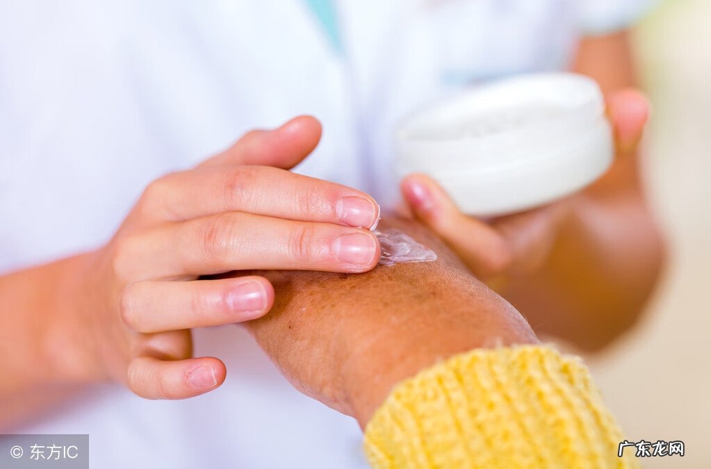 手上有小水泡是什么原因 手上起小水泡什么原因有哪些