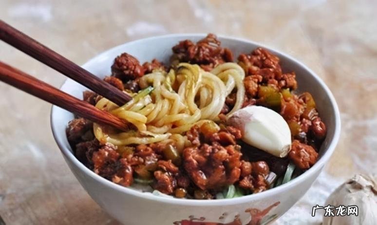 炸酱面的酱做法图解 大家不妨动手做一下吧 家常炸酱面最简单做法