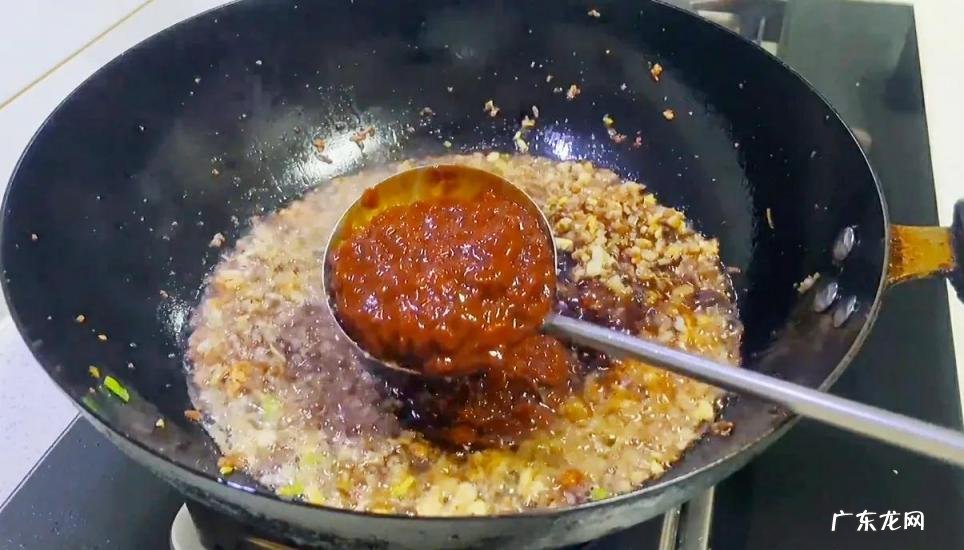 炸酱面的酱做法图解 大家不妨动手做一下吧 家常炸酱面最简单做法