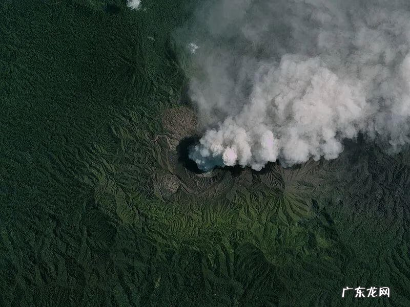 机场排队登机视频 飞机排队洗热水澡