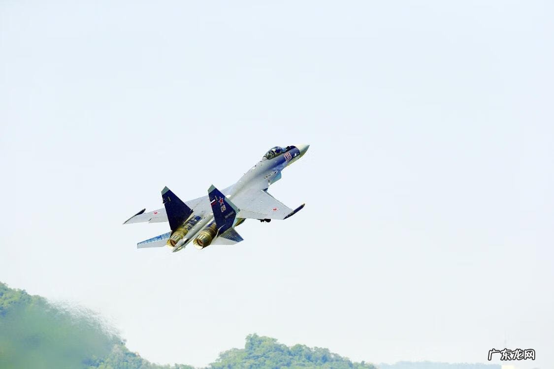 美国战机被击落 全程曝光:乌军发射导弹击落俄战机 亻