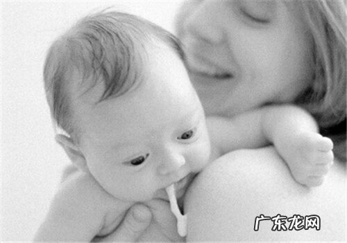 新生婴儿老是吐奶怎么办 新生婴儿吐奶正常吗