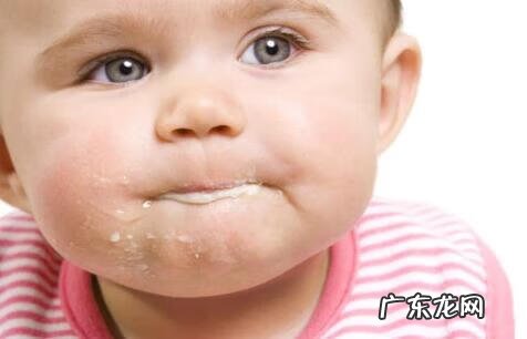 新生婴儿老是吐奶怎么办 新生婴儿吐奶正常吗