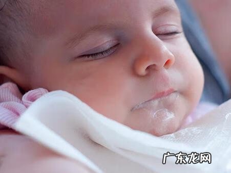 新生婴儿老是吐奶怎么办 新生婴儿吐奶正常吗