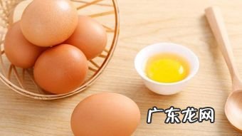 一颗鸡蛋蛋清和蛋黄分别大概多少 一个鸡蛋有多少克蛋白质和脂肪和碳水化合物