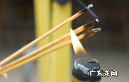 家中拜神点蜡烛上香顺序 拜神香和蜡烛的摆放