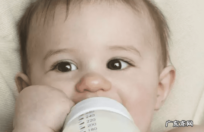 婴儿平躺着吃奶好吗 婴儿躺着吃奶好吗?