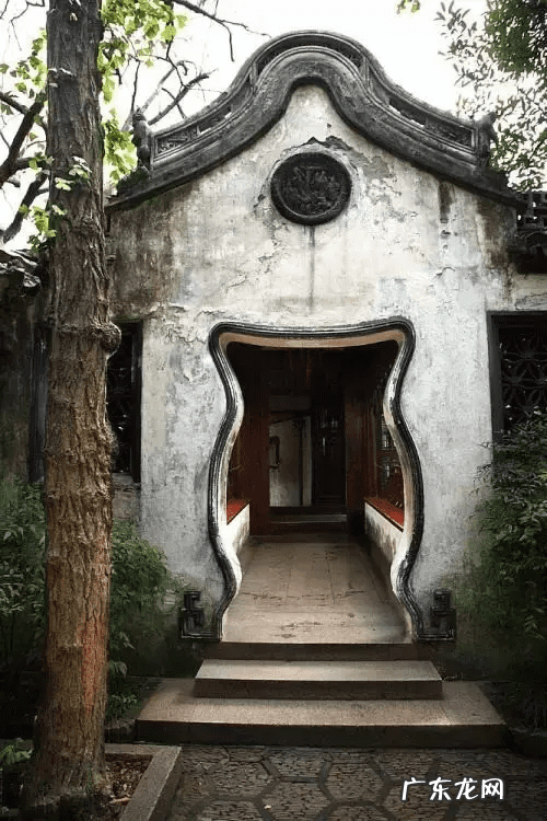 瓦房屋脊有讲究 民间风水屋脊立柱