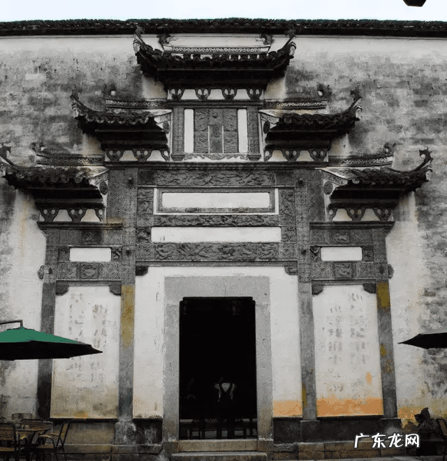 瓦房屋脊有讲究 民间风水屋脊立柱