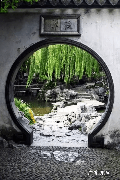 瓦房屋脊有讲究 民间风水屋脊立柱