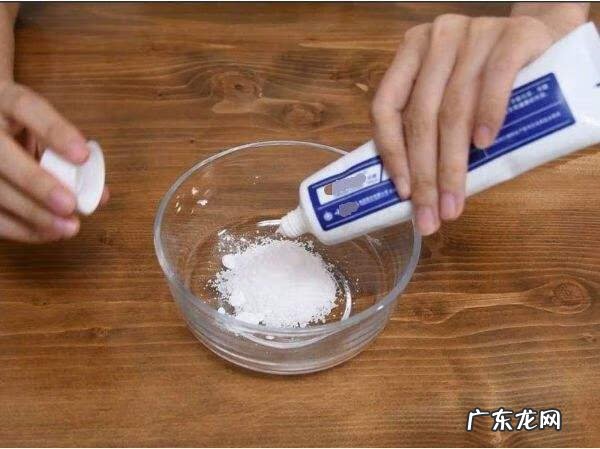 白色衣服穿久了发黄怎么洗 白衣服发黄怎么洗掉