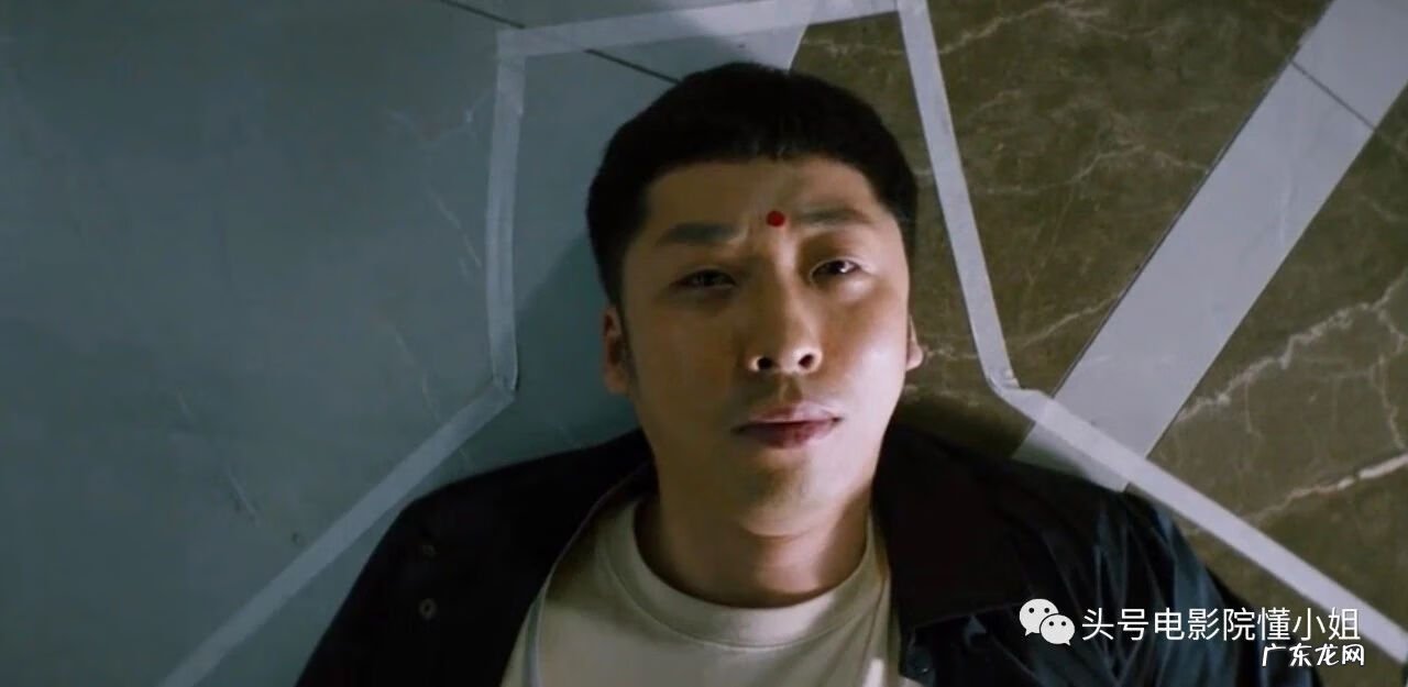 劫匪抢劫银行 严谨扮演银行劫匪