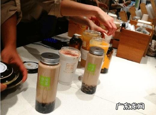 记者卧底奈雪的茶:蟑螂乱爬 店员:没事,不用管它 记者卧底奈雪的茶:蟑螂乱爬8