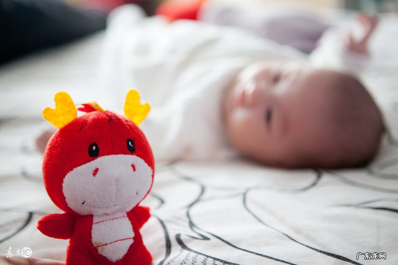 新生儿吃奶后总是打嗝 新生儿喂奶后打嗝正常吗