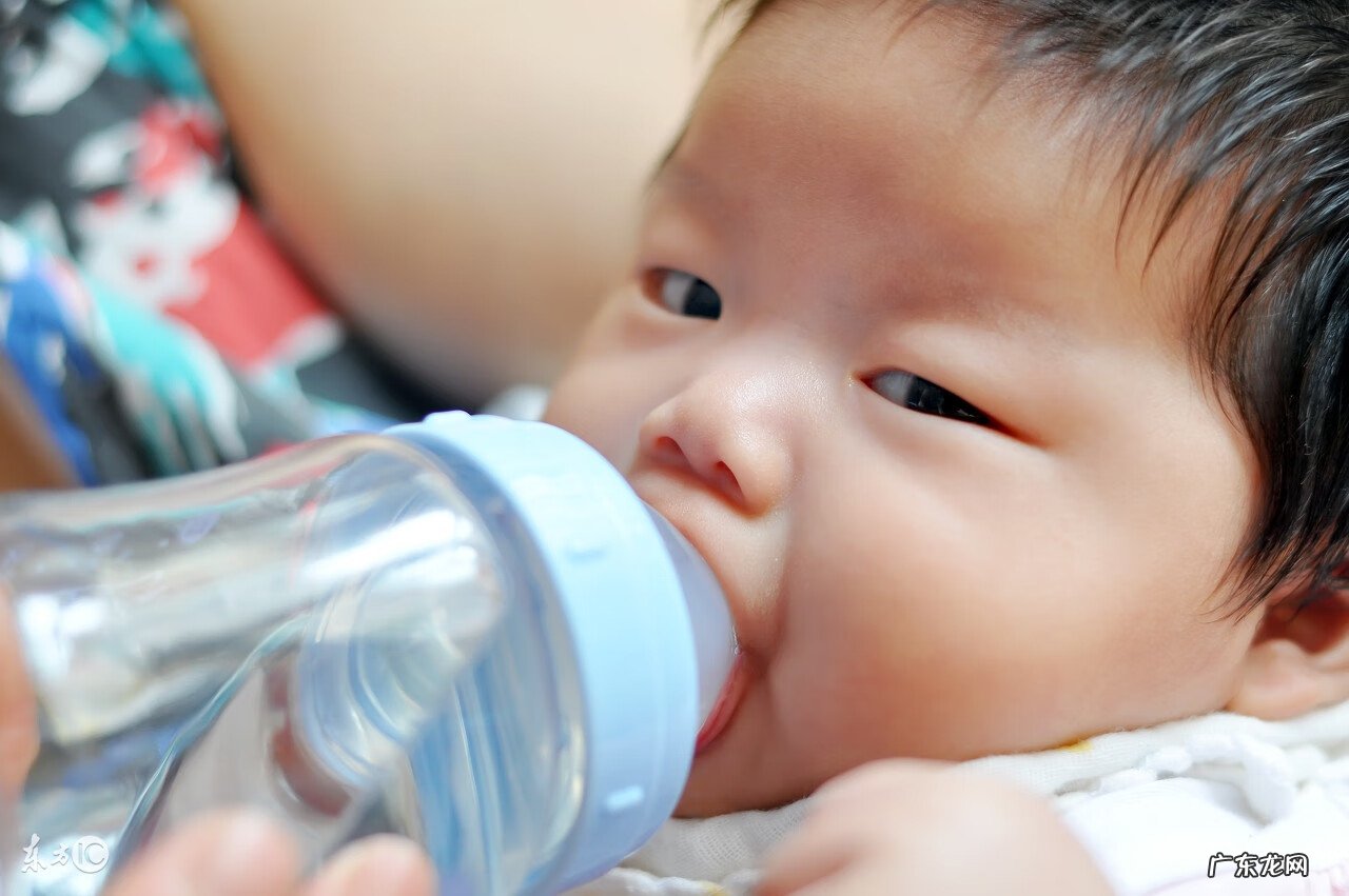 新生儿吃奶后总是打嗝 新生儿喂奶后打嗝正常吗