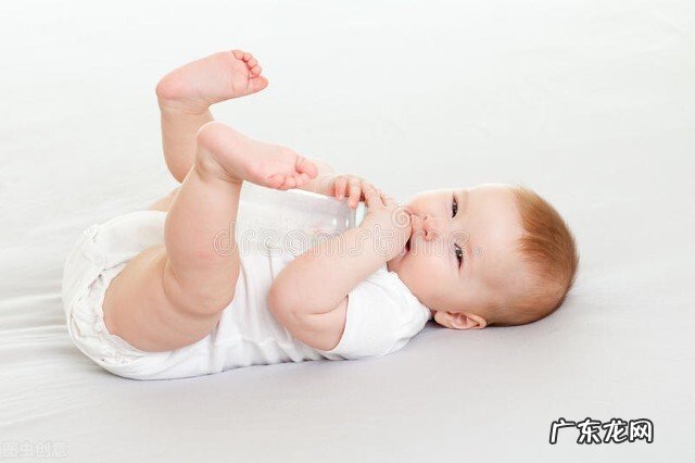 如何看待不给婴儿喝水,不把尿等现代育儿观念?