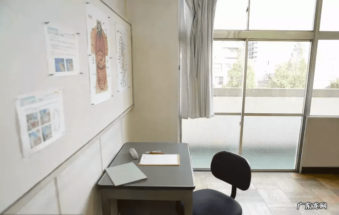 家里书桌背对着门坐好不好 书桌背靠门风水