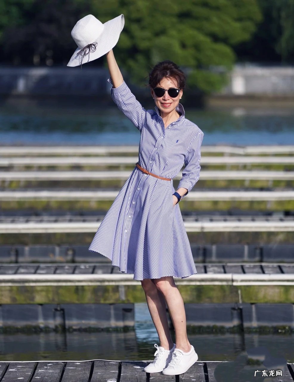 初夏如何搭配衬衫裙，有哪些时髦又实用的穿法？